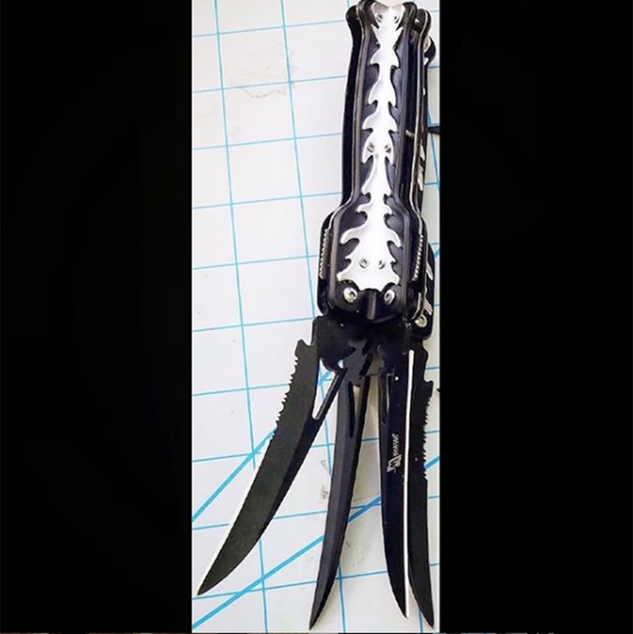 <b>8. Un cuchillo diabólico. </b>“Este rascaespaldas de Beelzebub fue descubierto en una bolsa de mano recientemente en Denver. Aunque estoy seguro de que estas cuchillas bestiales podrían aliviar incluso la picazón más diabólica, no están permitidas en bolsos de mano (...) no se permiten cuchillos, sin importar su tamaño, en el equipaje de mano”,
<a href="https://www.instagram.com/p/BfggxYvHvA4/?utm_source=ig_web_copy_link" target="_blank">se lee en el post de Instagram de febrero de 2018. </a>