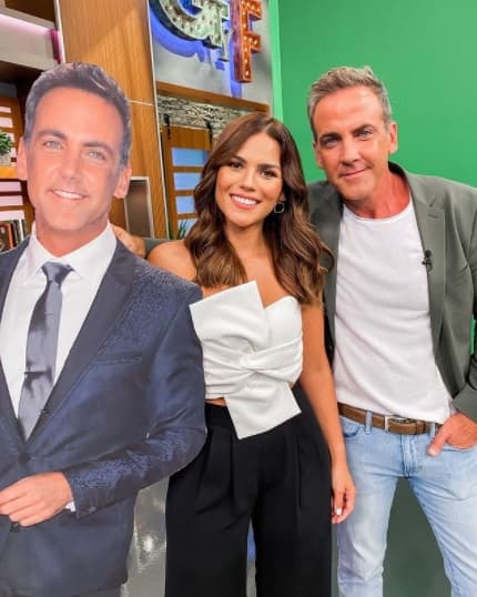Karina también ha sido constantemente producto de bromas con un "Carlos de cartón" en El Gordo y La Flaca, pero por fin llegó la hora de que fuera el de "carne y hueso" al estudio.