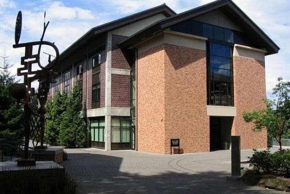 1 - Lewis & Clark College, Oregon - Toda la energía del campus proviene de recursos sustentables, el 94% de las nuevas edificaciones del campus tiene la certificación ecológica más alta y el 75% del presupuesto para alimentos se gasta en productos loca...