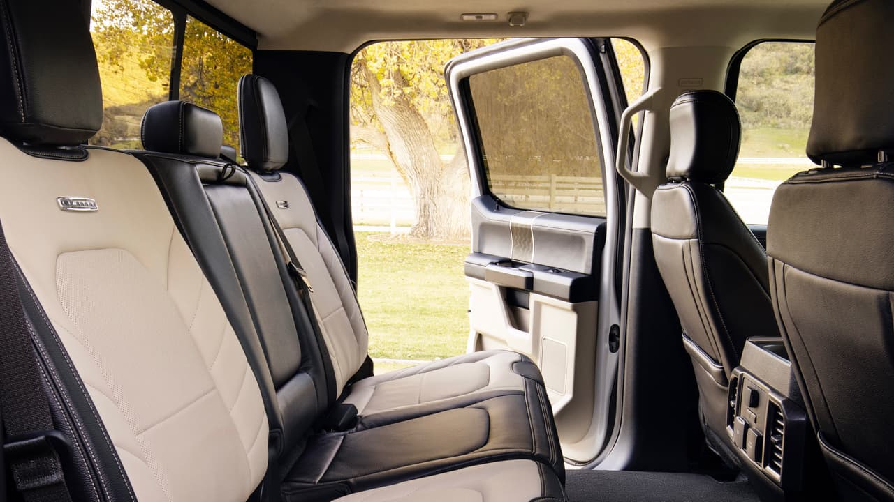 La suntuosa cabina de la Ford Serie-F Super Duty F-450 Limited también cuenta con apliques de madera genuina así como con lujos más tecnológicos como un sistema de sonido Premium de 10 cornetas y el sistema FordPass Connect que la dota de un modem para conectividad 4G LTE y de superficies de carga inalámbrica para el 
<i>Smartphone</i>.