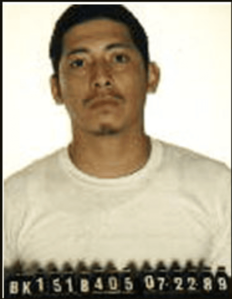 <a href="https://www.lapdonline.org/top_ten_most_wanted/most_wanted_view/12846" target="_blank">Ramón Reyes</a> es buscado por asalto a mano armada a un supermercado Ralphs en Van Nuys en 1992. Reyes y un cómplice atracaron al local comercial y a la salida del lugar Reyes disparó y mató a un conductor de entrega de Coca Cola.