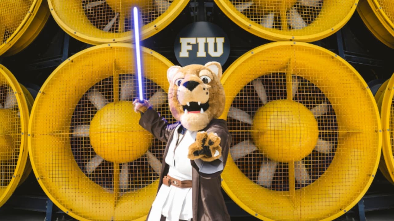 Roary the Panther, la mascota de FIU, celebra el May the 4th