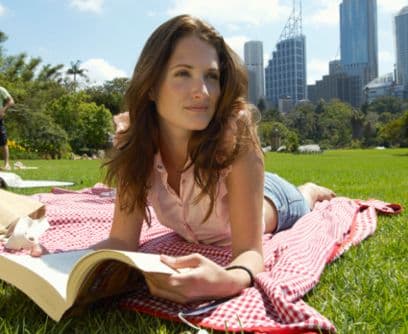 Aunque la práctica común es estudiar en una biblioteca, científicos concuerdan que los espacios abiertos y hasta coloridos resultan más efectivos para retener la información. Reporta el diario que la memoria se condiciona al lugar y cambiar regularmente el sitio de estudio incrementa la retención de lo que se ha leído. 