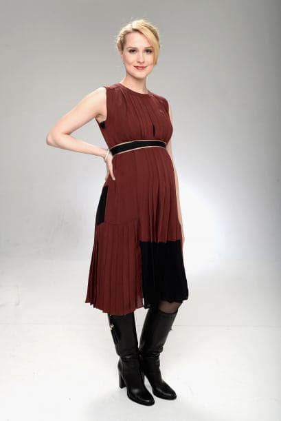 La ropa de embarazada no es sinónimo de descuido, recuerda la importancia de la imagen en tu trabajo. Escoge preferentemente vestiditos ya que pueden estar entallados en la parte de la superior y sueltos en la parte que empieza tu pancita, son muy cómodos y frescos.