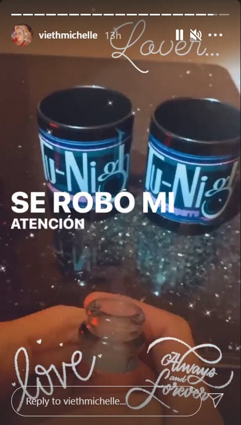 La noche del 15 de febrero, Michelle compartió un par de 'stories' en la misma red social que muestra dos manos que destapan una botella de vino.
<br>