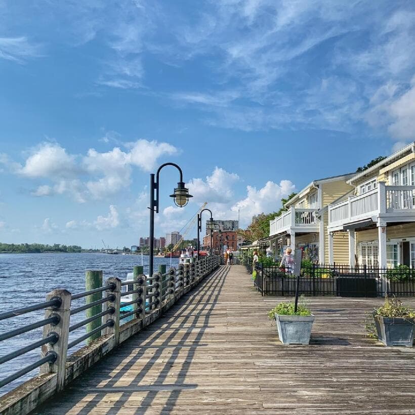 <b>VERANO (inicia oficialmente el 20 de junio de 2024):</b>
<br>
<br>Cuando las temperaturas del verano llegan, todo llama a visitar las playas y la pintoresca ciudad costera de 
<b>Wilmington</b> es la escapada perfecta para el verano gracias a sus dos playas y al centro histórico. Con la exclusiva comunidad de Wrightsville Beach en un extremo de la ciudad y la relajada comunidad de Carolina Beach en el otro, hay muchos lugares para tumbarse en la arena, andar en bicicleta por la ciudad o simplemente pasear por las tiendas de souvenirs.