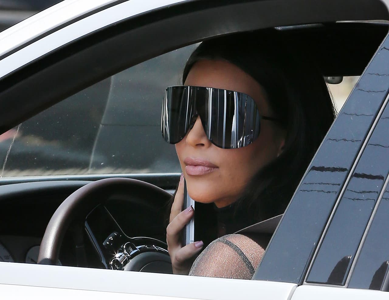 WHAT?! Kim Kardashian está estrenando unas gafas muy originales.