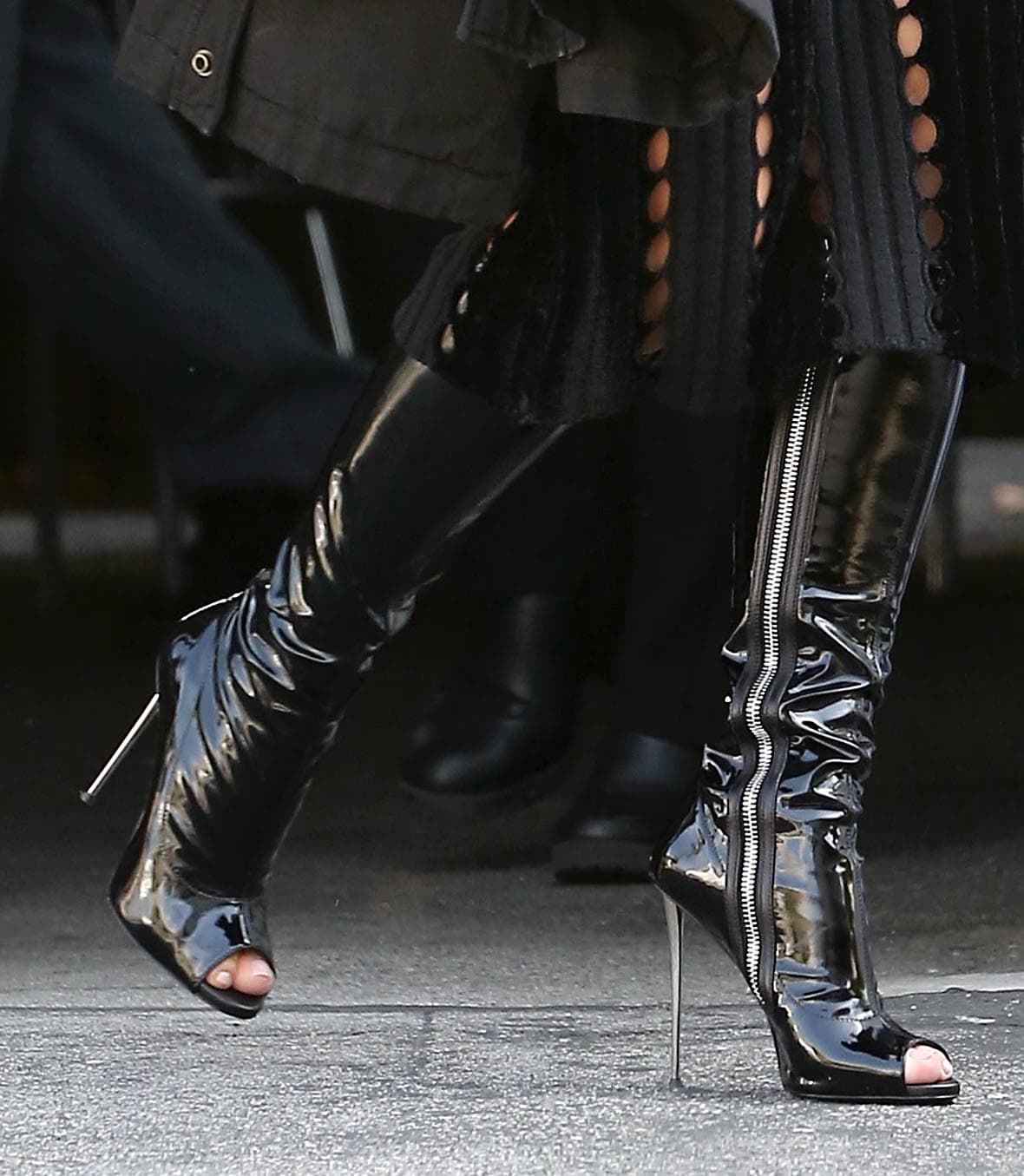 Dio el toque final a su extravagante 'outfit' con estas botas de charol.