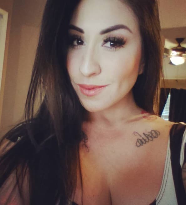 La joven es hija también de la cantante Beatriz Adriana y por sus venas también corre la sangre de artista.