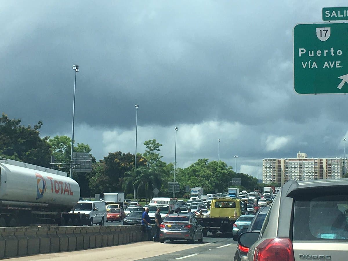 Gigantesco tapón en expreso Las Américas por accidente que incluye derrame de combustible