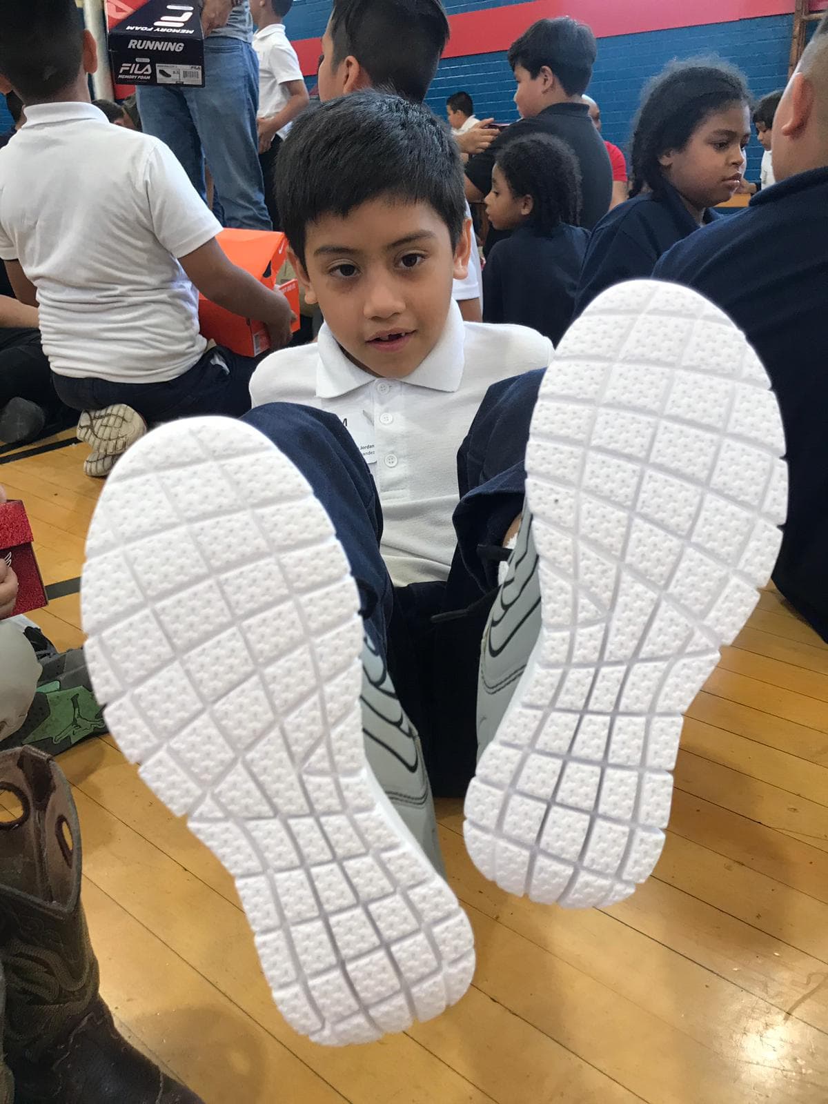 "Hay niños que les da pena por los zapatos que traen y está es una bendición para los niños", dijo Irma Salazar, maestra asistente de la primaria Barbara Jordan.