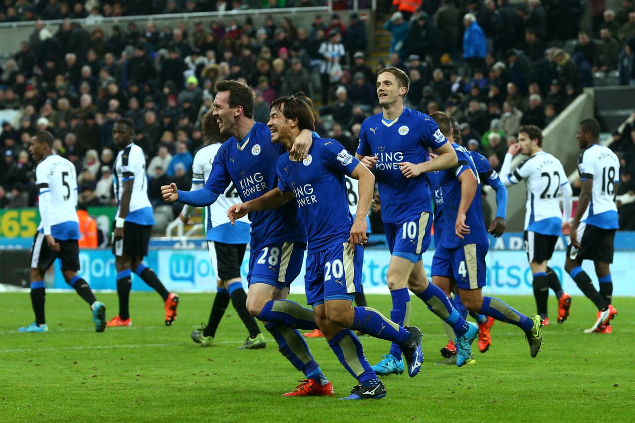Fue en la fecha 13 que logró hacerse con el liderato de la Premier League gracias a una goleada a domicilio de 3-0 sobre el Newcastle en St. James Park. El triunfo de los ‘Foxes’ se combinó con la derrota del Arsenal ante West Brom y la goleada del Liverpool 4-1 en Etihad Stadium que mandó Manchester City al tercer lugar.