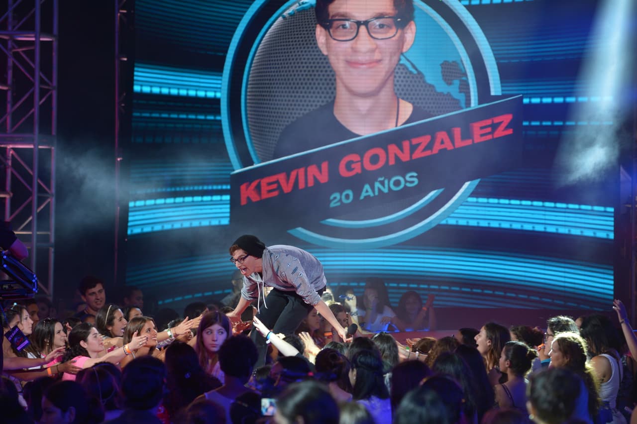 Kevin logró el 78% de los votos y la ovación de las fans que corearon junto a él "All of me" de John Legend. Este chico logró su misión: ser único y diferente.