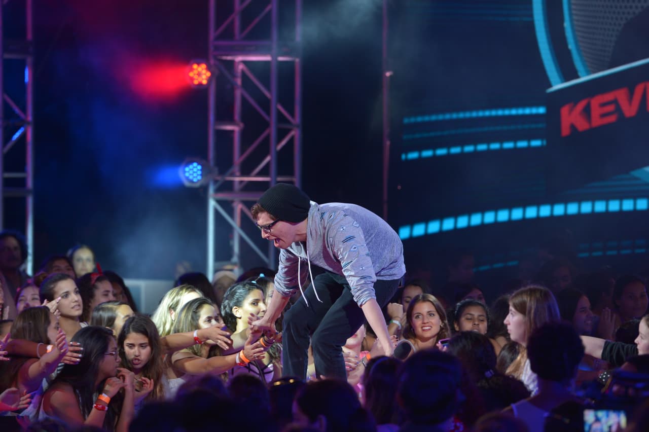 Kevin logró el 78% de los votos y la ovación de las fans que corearon junto a él "All of me" de John Legend. Este chico logró su misión: ser único y diferente.