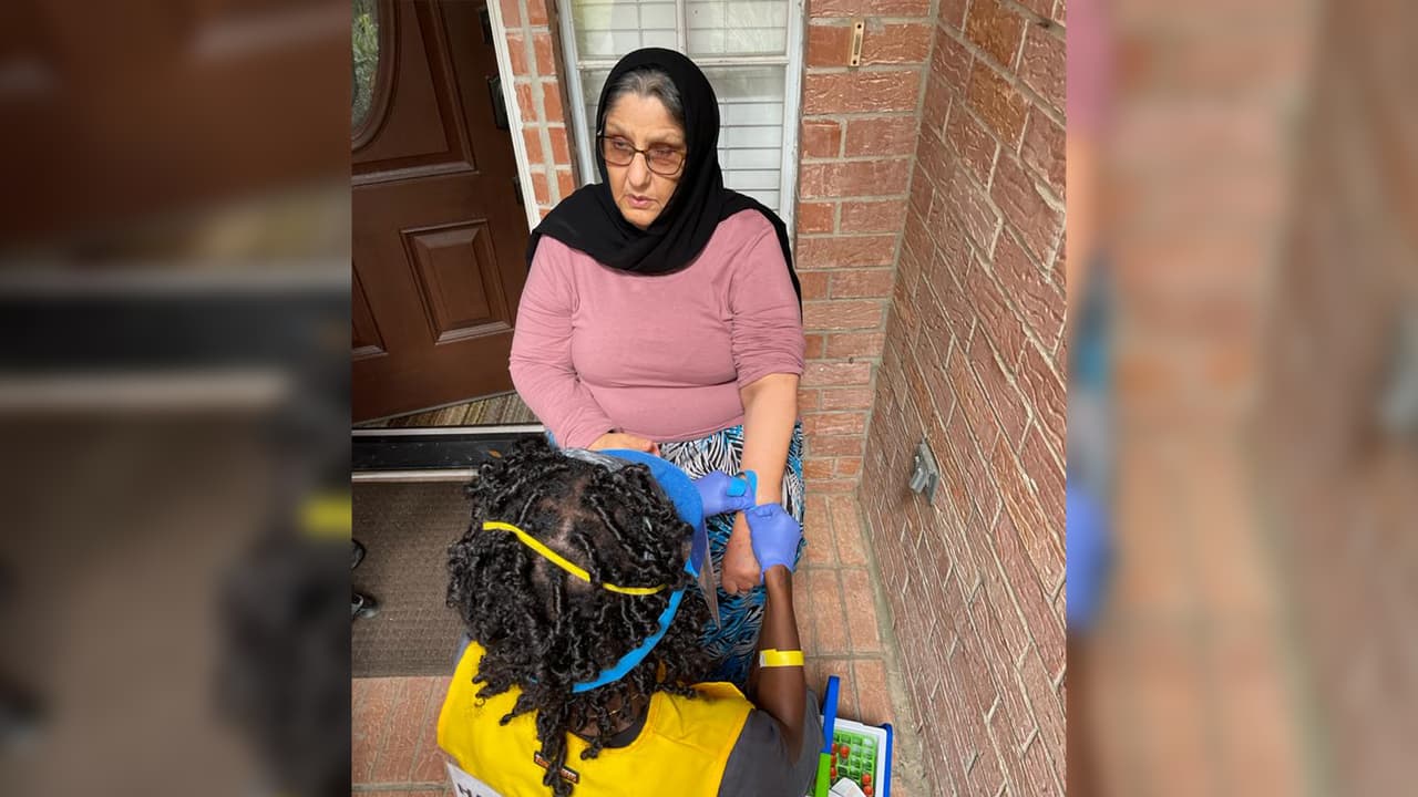 Empleados del Departamento de Salud del Condado Harris visitan casas dentro del condado en busca de muestras de sangre para saber cuantas personas ya tienen anticuerpos del coronavirus.