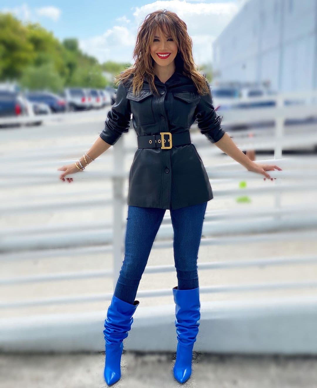 Y por supuesto que con los accesorios perfectos podrás darle un nuevo estilo a esa prenda, sólo mira cómo Karla combinó esta chaqueta negra con un cinturón grueso, unos jeans azules y botas largas.