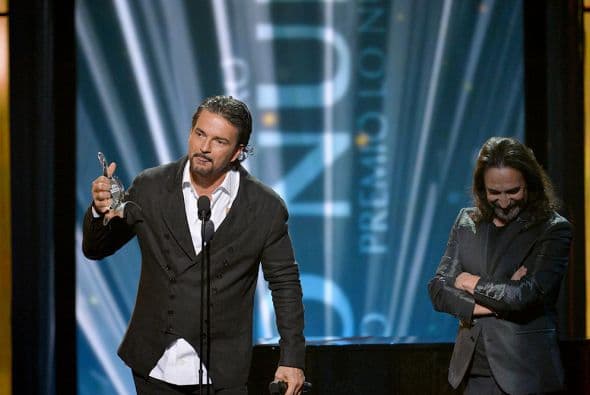 Todos los asistentes se pusieron de pie.