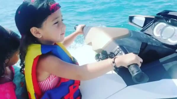 'Mini' Jacky es tan valiente que le gusta manejar las motos acuáticas, aunque siempre con la supervisión de su papá.