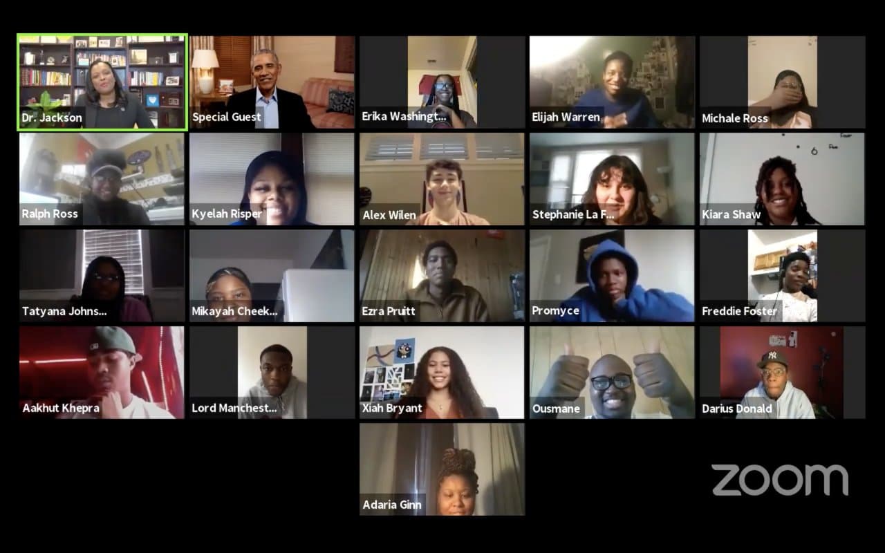 "Escribí este libro pensando en ustedes": Obama sorprende a estudiantes de Chicago durante una asamblea virtual