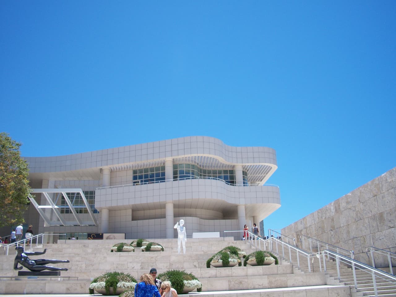 El museo es conocido por su arquitectura, arte, jardines y la espectacular vista de la ciudad. Su exuberante estructura recibió una valoración estimada de más de 3 billones de dólares en el 2013 sin incluir las obras de arte. Sin duda este museo forma parte de la lista obligada de destinos de locales y turistas.