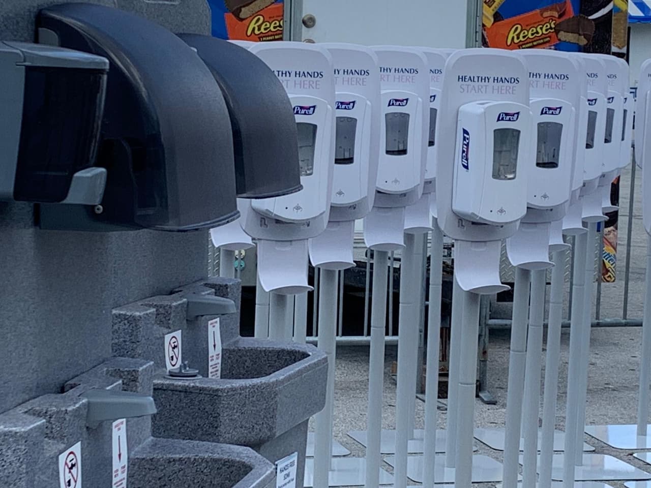 Se han dispuesto más de 600 lugares en toda la feria para que las personas se desinfecten las manos, y de esta manera tanto adultos 
<a href="https://www.univision.com/local/miami-wltv/escuelas-publicas-piden-a-padres-y-alumnos-no-propagar-falsos-rumores-sobre-casos-de-coronavirus">como menores</a>, puedan prevenir el contagio del coronavirus. 
<br>