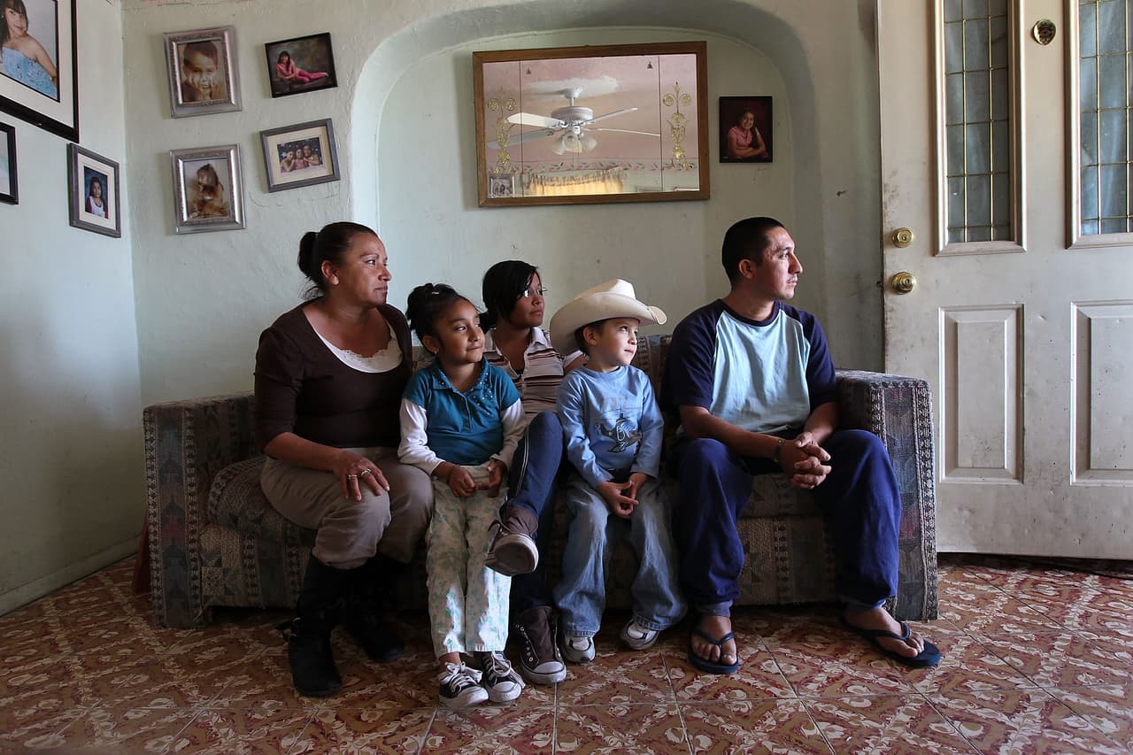 Una familia inmigrante indocumentada mexicana, que ha vivido en Arizona por 10 años, se sienta en el salón de su casa alquilada en Tucson, Arizona 
<br>