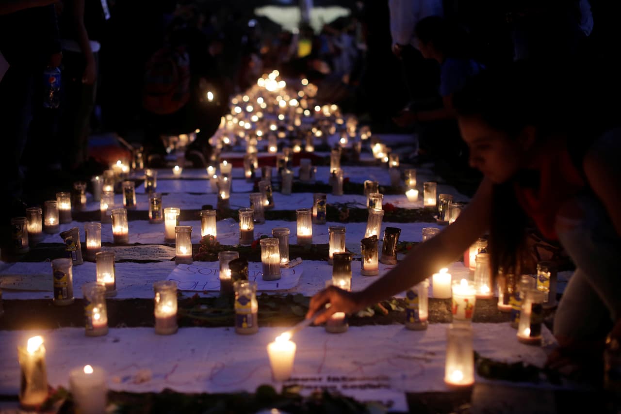 Una alfombra de velas para honrar a las niñas que fallecieron en el incendio registrado el jueves pasado. (Saúl Martínez/Reuters)