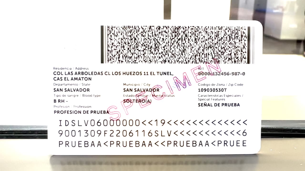 "Un diseño muy innovador, muy bonito, con muchas medidas de seguridad para que no pueda falsificarse", indicó Velasco.