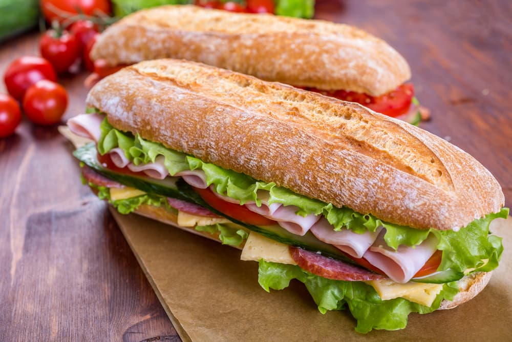 Sándwiches Qué sería de un viaje sin un buen sándwich. Date a la tarea de preparar de distintos sabores, lleva de jamón, algún tipo de carne o pollo. No olvides, los ingredientes básicos como la lechuga, jitomate, algún aderezo especial o solo mayonesa y algún picante.