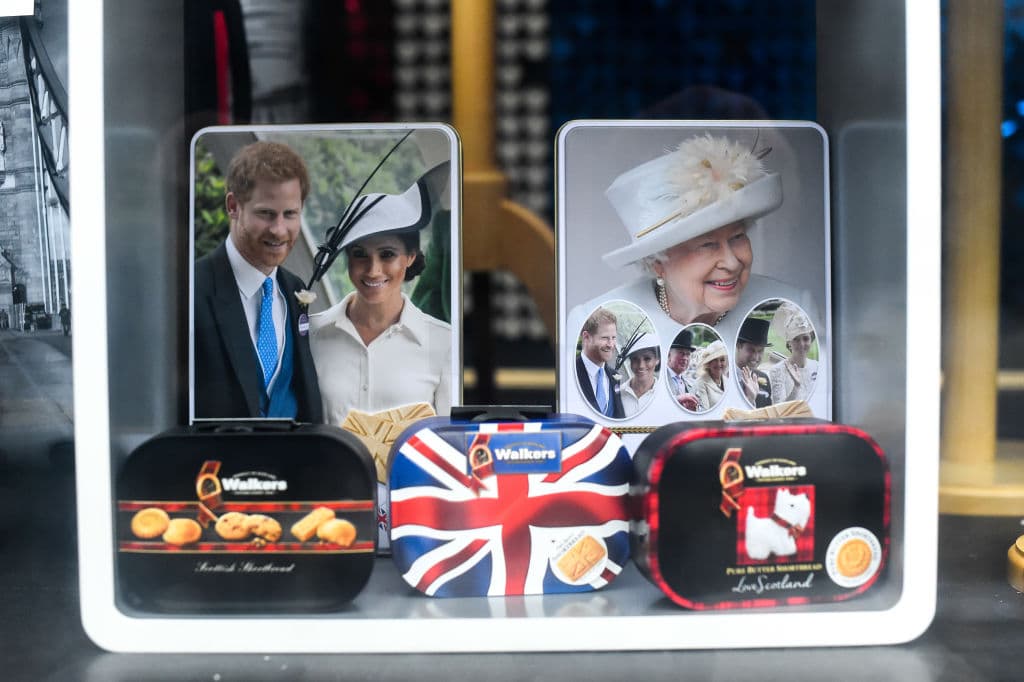 Aunque los objetos de los duques de Sussex se encuentran con otras mercancías donde aparece la reina Isabel II, el príncipe William y Kate Middleton, resalta algo en particular.
<br>