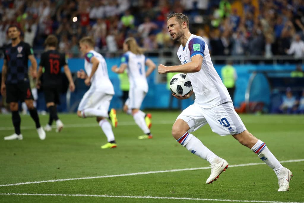 Con algunos minutos por delante no había tiempo que perder y por ello de inmediato tomó el balón Sigurdsson tras marcar el 1-1 para llevarlo al centro del campo para que se reanudara cuanto antes.