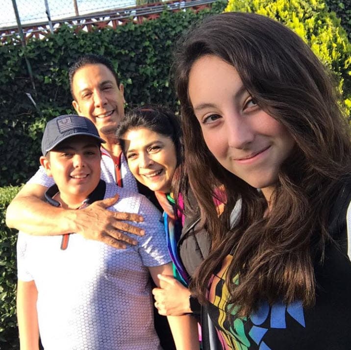 “Todo fue muy rápido, de repente nos enteramos que Omar había dado positivo. Gracias a Dios nosotros tiempo atrás habíamos tomado la decisión de separarnos cada uno en su casa para no tener contacto, ya que Omar estaba mucho en los hospitales con la gente, apoyando a Hidalgo”, dijo para el diario 
<b><a href="https://www.eluniversal.com.mx/espectaculos/no-hay-riesgo-de-contagio-con-omar-fayad-derbez" target="_blank">El Universal</a></b> este viernes 3 de marzo.
<br>