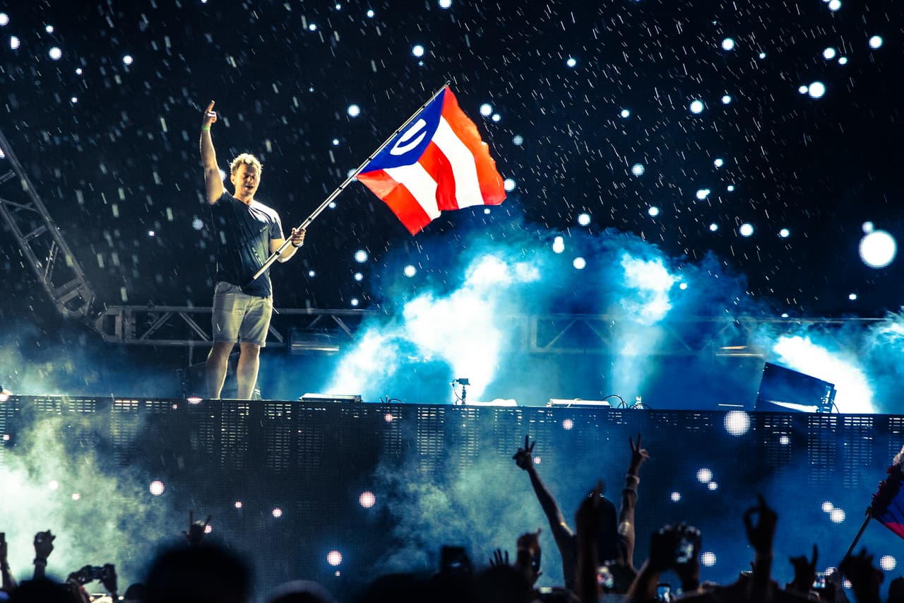 Uno de los momentos más vitoreado fue cuando Fedde Le Grand ondeó la mono-estrellada por todo el escenario, causando gran emoción al público puertorriqueño.