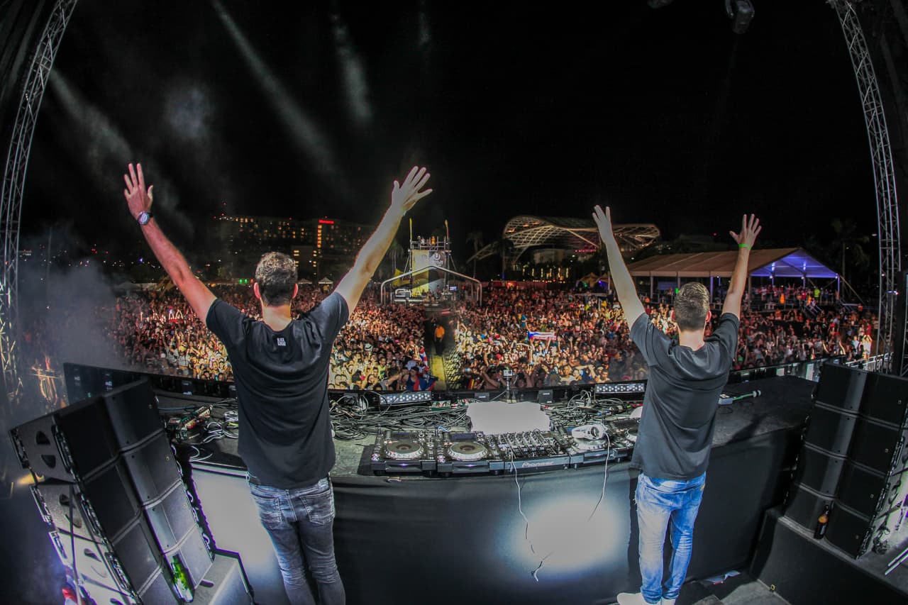 A las 6:OO de la tarde, tal como estaba contemplado se abrieron las puertas, donde los asistentes tomaron ubicaciones en las instalaciones del distrito.