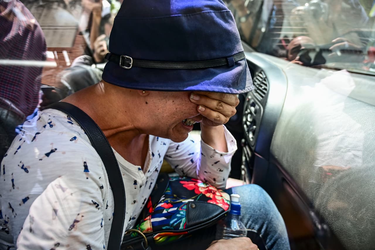 El periodista y activista de derechos humanos Luis Carlos Díaz desapareció el lunes a las 5:30pm cuando se dirigía en bicicleta de la radio en la que trabaja a su casa y no hubo información acerca de su paradero durante más de 9 horas. Naky Soto, esposa del comunicador y con quien comparte diversos espacios periodísticos en la redes, acudió a la fiscalía para presentar una demanda por su detención y también por los bienes que se llevaron de su hogar: fueron robados por las autoridades.