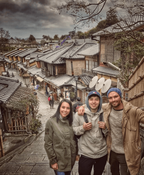 Aunque Julián tenga diversos compromisos por su trabajo, siempre se da tiempo para compartir con sus bellos hijos.