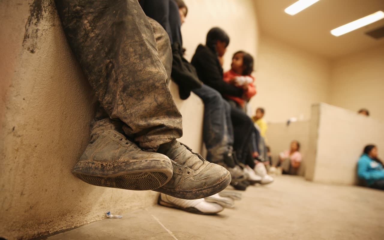 ¿Quiénes son los menores detenidos en centros de migrantes de EEUU que un tribunal ha pedido liberar?
