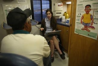 Muchos hispanos han conseguido cobertura bajo la ley de servicios médicos asequibles.