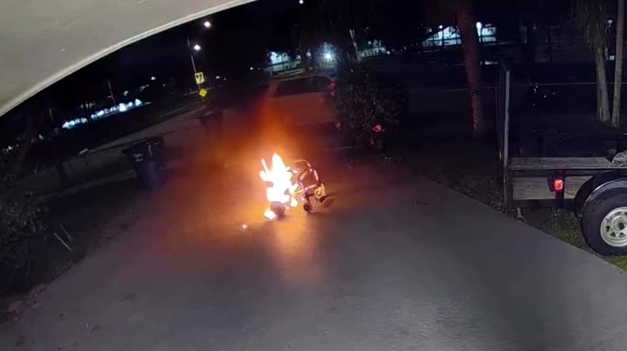 Mujer salva su casa de incendio cuando cargaba una silla de ruedas eléctrica