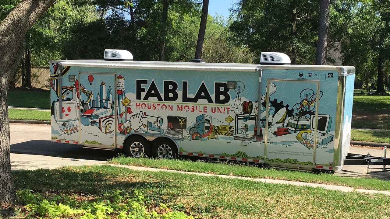 El laboratorio móvil está a la vanguardia con la creación de piezas para caretas para proteger la cara con impresoras 3D.