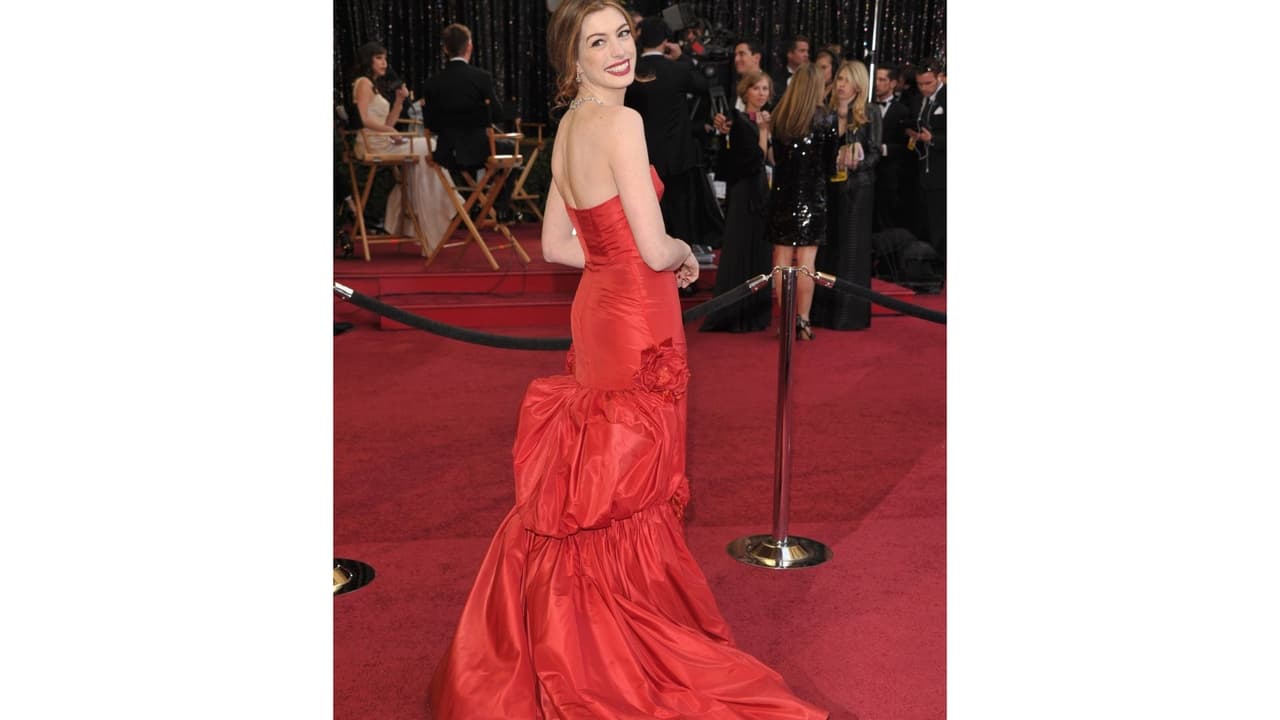 Anne Hathaway usó un vestido rojo de Valentino en 2011