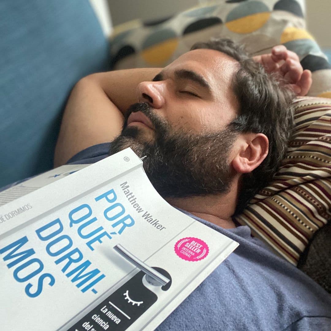 Para el bienestar también es clave dormir, y Albert practicó muy bien las lecciones de su libro con una siestita, después de un fin de semana de arduo trabajo.