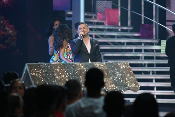 Taco de ojo para Larry Hernández. Las chicas de Nuestra Belleza Latina lo recibieron en bikini y por supuesto que él no se quejó.