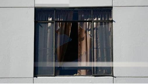 Una ventana de un edificio de apartamentos en Ponce se rompió por el terremoto.