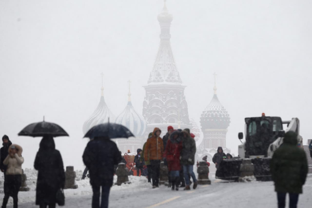 Una postal de la famosa Plaza Roja de Moscú. Al fondo, detrás del velo blanco del temporal, se ve la catedral de San Basilio.