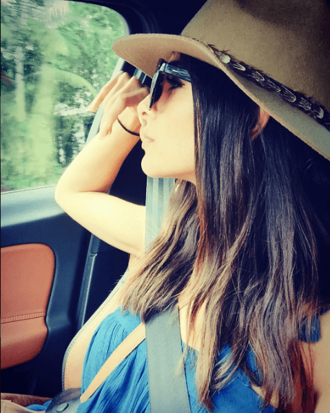 Ale también se atreve a jugar al momento de posar para la foto dentro del automóvil.