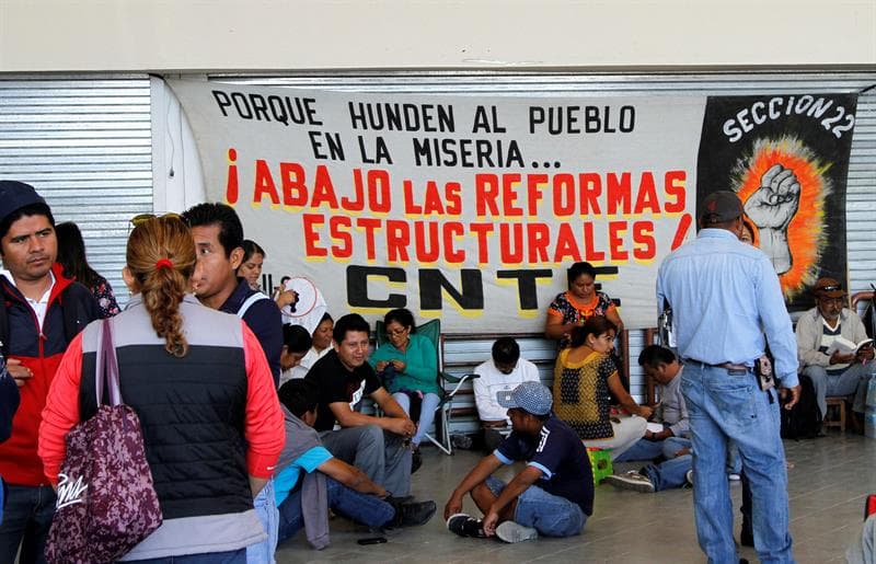 México prevé un tenso inicio de clases por conflicto magisterial