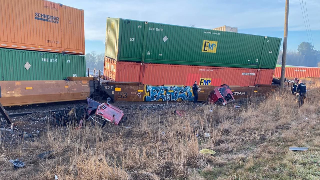 Muere un conductor tras chocar contra un tren en Texas: 16 vagones se descarrilaron