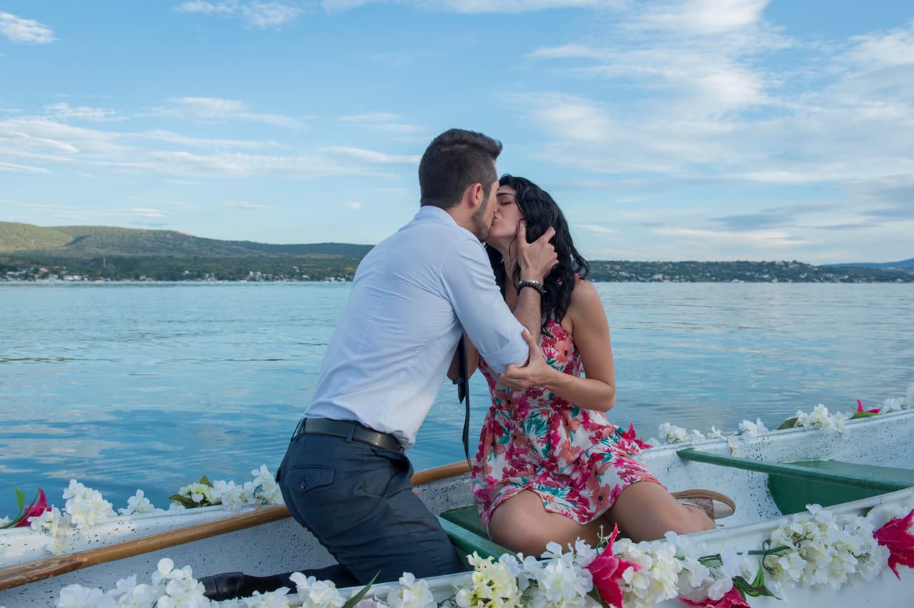 ¡Ahhh! Y la sorprendieron con un beso.