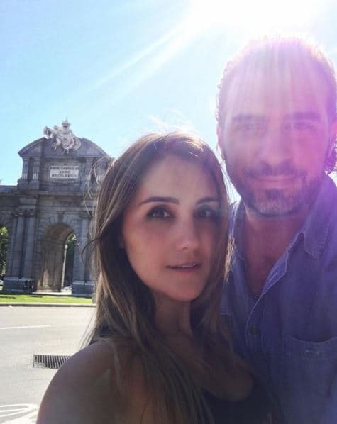 La ex RBD compartió en sus redes sociales una serie de fotografías en las que presumió su recorrido por algunos de lugares más emblemáticos de la ciudad, entre ellos la Puerta de Alcalá.